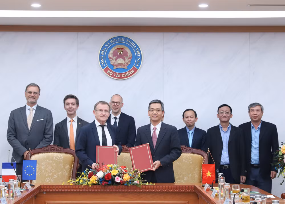 Vietnam, France exchange funding agreement for climate change projects ảnh 1
