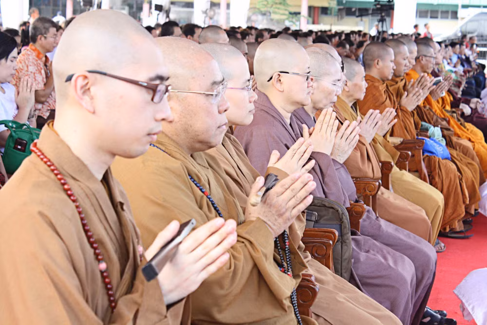 Buddhists pray for peace, tolerance in Indonesia ảnh 1