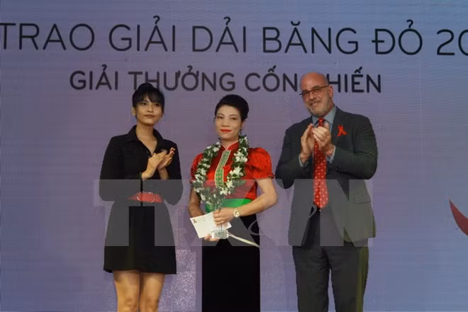 Contributors to HIV fight honoured with Red Ribbon Awards ảnh 1