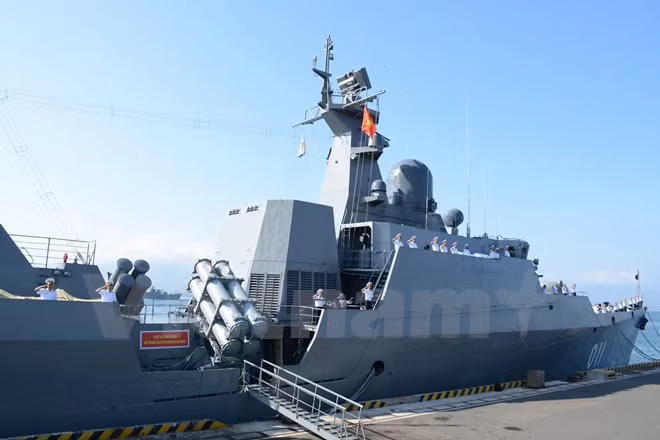 Vietnamese navy frigate visits Singapore ảnh 1