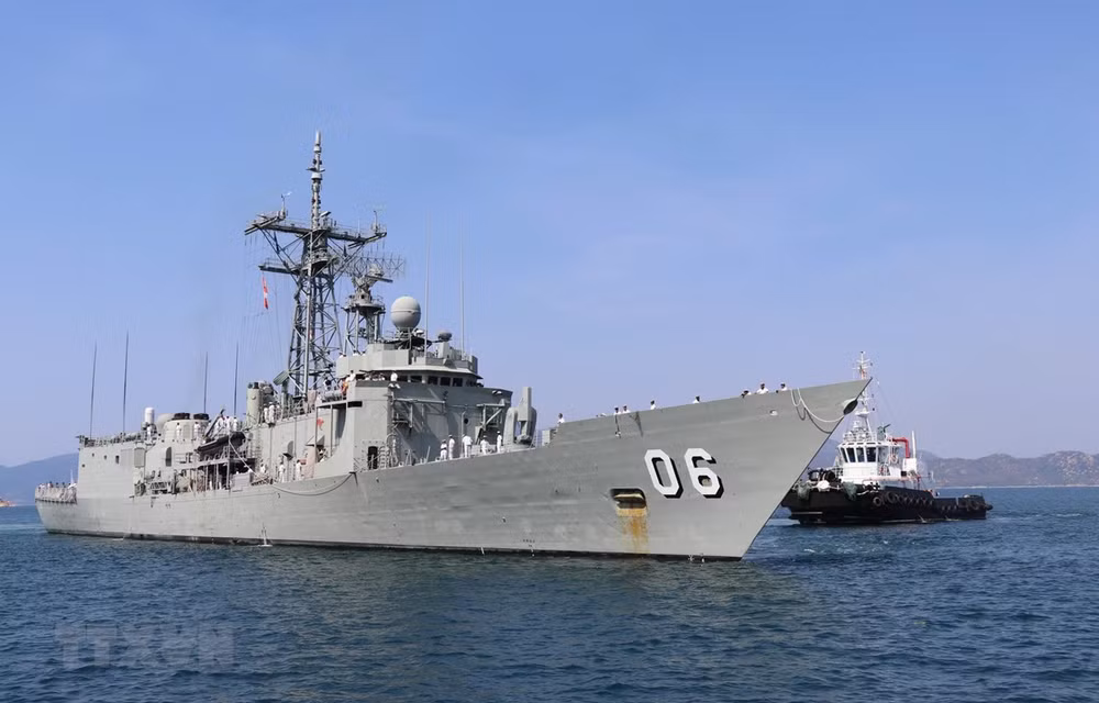 Australian royal naval ships make port call in Khanh Hoa province ảnh 1