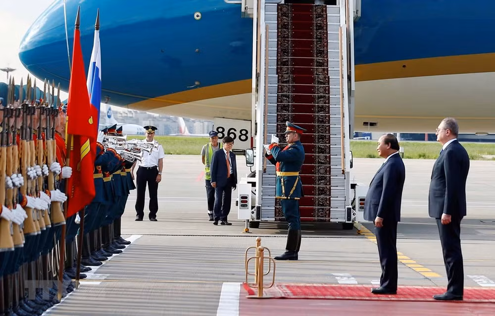 Official welcome ceremony for PM Phuc in Moscow ảnh 1