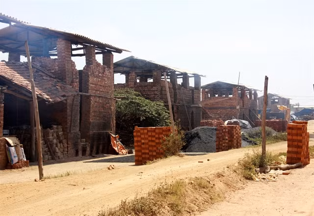 Quang Ngai struggles to eliminate old-style brick kilns ảnh 1
