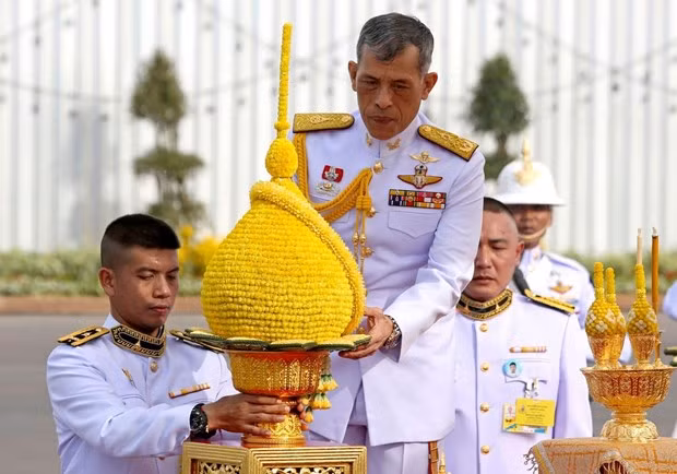 Thailand’s King Maha Vajiralongkorn crowned ảnh 1