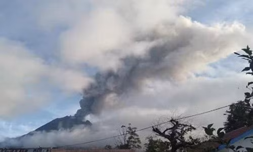 Indonesia issues flight warning due to volcanic eruptions ảnh 1