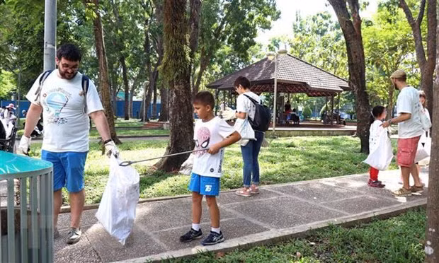 PM calls for joint action to deal with plastic waste pollution ảnh 1