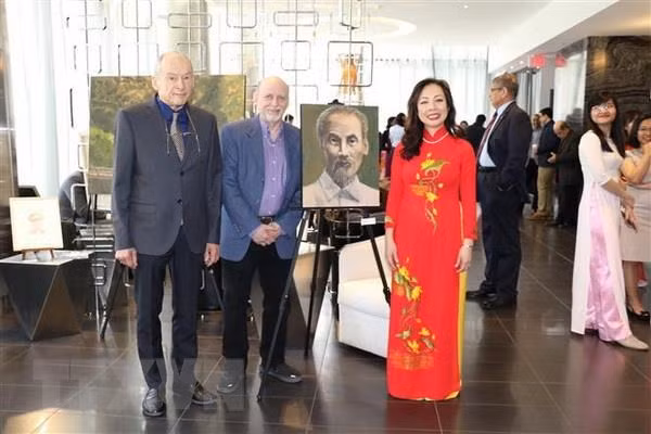 Canadian artists show respect for President Ho Chi Minh via paintings ảnh 1