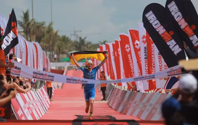 German, British athletes triumph at Techcombank Ironman Championship ảnh 1