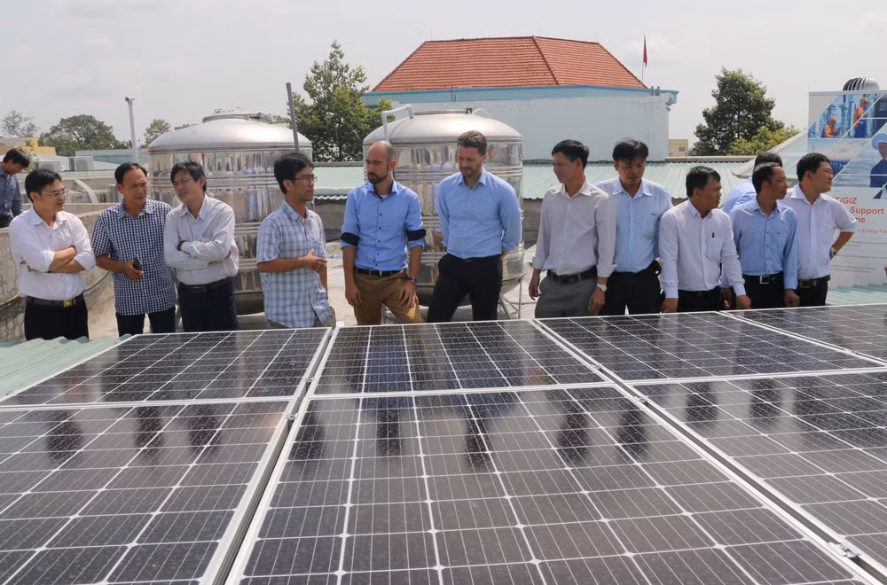 Solar rooftop system inaugurated in An Giang province ảnh 1