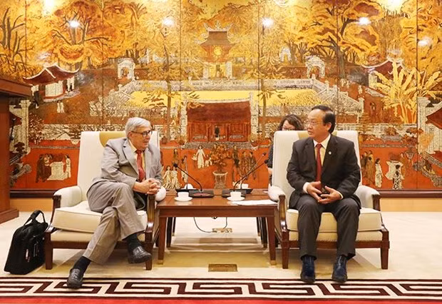 Hanoi seeks France’s experience in clean water, waste treatment ảnh 1
