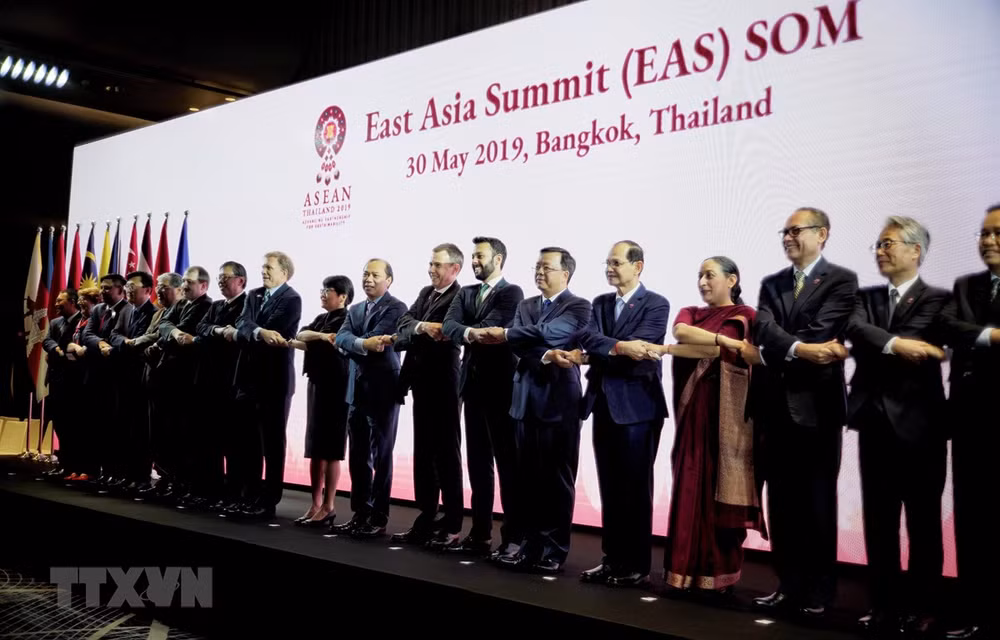 Vietnam attends ASEAN Plus Three, EAS SOMs ảnh 1