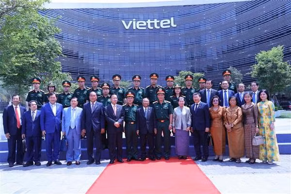 Cambodian NA leader visits Viettel ảnh 2