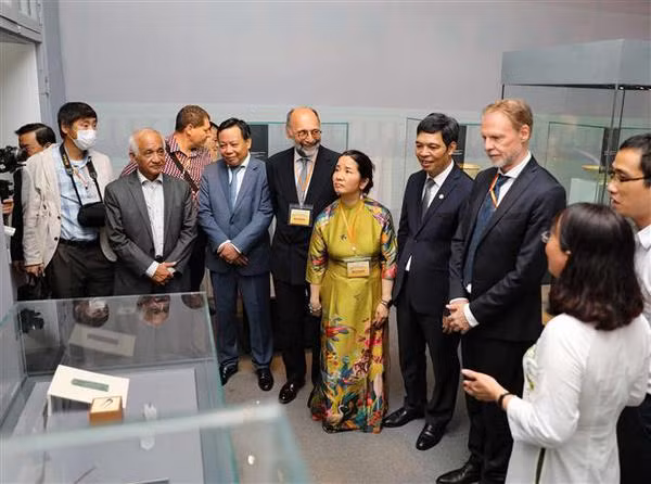 Exhibition displays treasures of Thang Long Imperial Palace ảnh 2