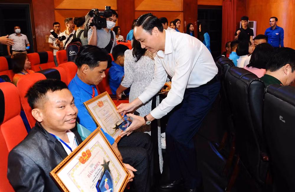 50 outstanding young people with disabilities honoured ảnh 1