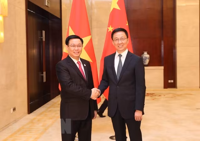 Deputy PM Vuong Dinh Hue holds talks with Chinese Vice Premier ảnh 1