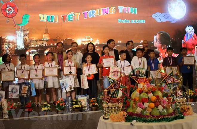 Mid-Autumn Festival held for Vietnamese children in Czech Republic ảnh 1