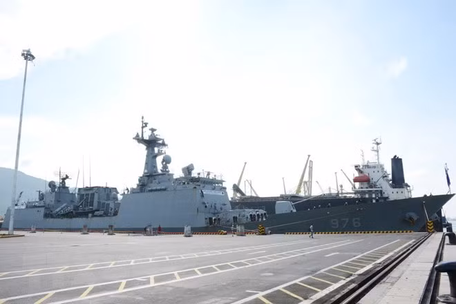 RoK’s naval destroyer visit Da Nang ảnh 1