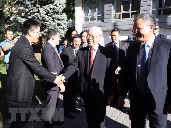 Party leader visits Vietnamese embassy, meets expatriates in Hungary ảnh 1