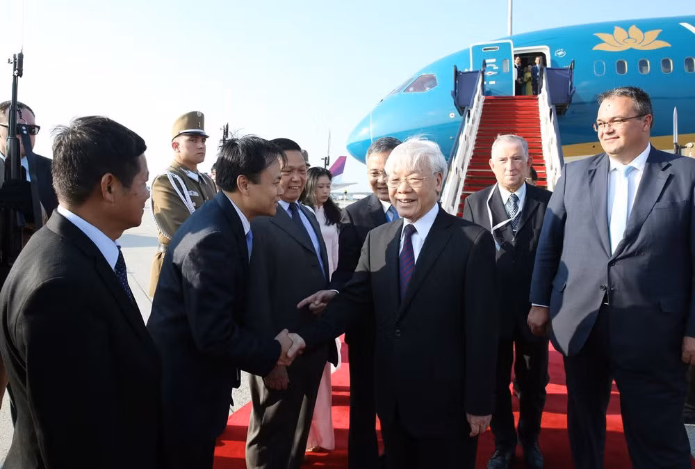 Party leader starts official visit to Hungary ảnh 1