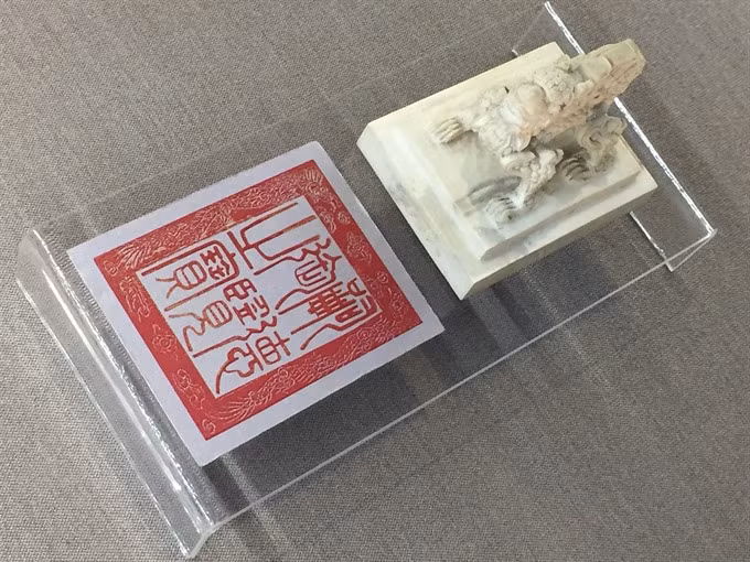 Hue exhibits royal items carved with dragons, phoenixes ảnh 1