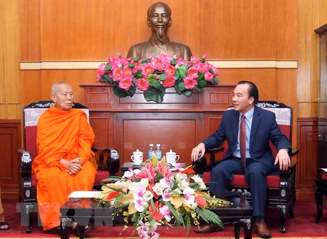 VFF Vice President receives Lao Buddhist official ảnh 1