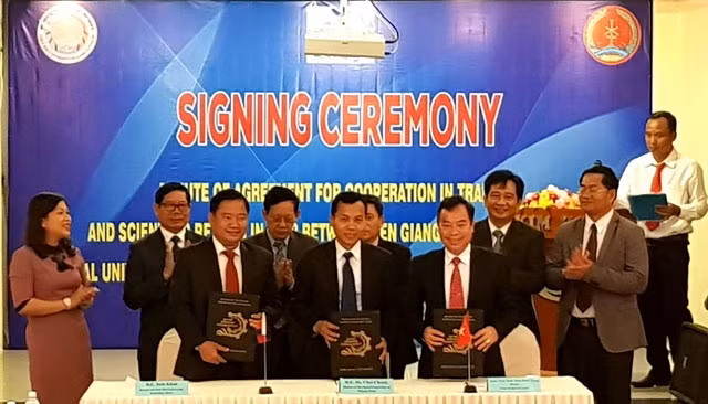Vietnamese, Cambodian universities cooperate in training, research ảnh 1