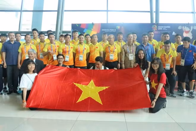 ASIAD 2018: Vietnamese football team arrives in Indonesia ảnh 1