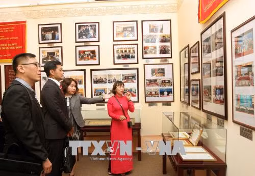 Fatherland Front leader receives Singaporean official ảnh 1