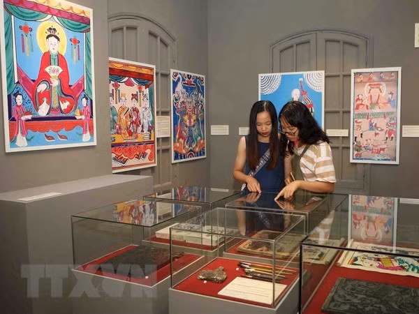 Vietnamese folk paintings displayed in Thang Long Citadel ảnh 1