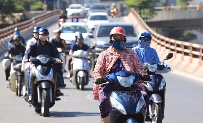 Northern, central regions continue experiencing heat wave ảnh 1