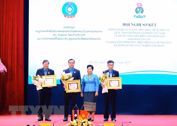 Vietnam, Laos step up training of trade union officials ảnh 1