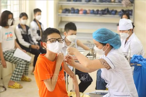 PM orders faster COVID-19 vaccination amid rising case number ảnh 2
