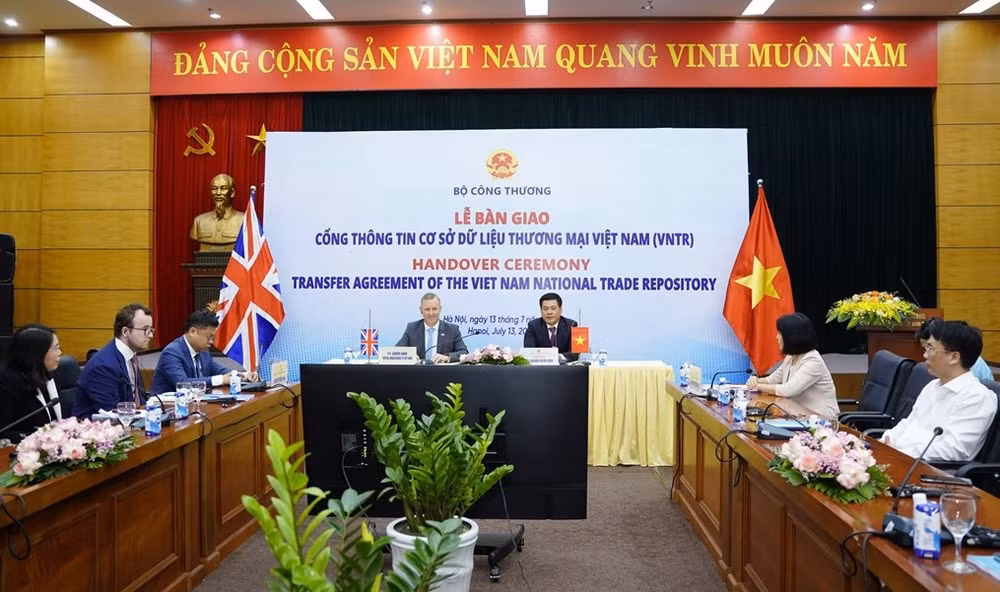 UK hands over national trade repository to Vietnam ảnh 1 UK hands over national trade repository to Vietnam ảnh 1