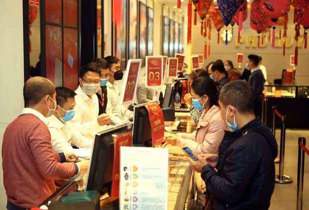 Gold prices plunge on July 18 ảnh 1