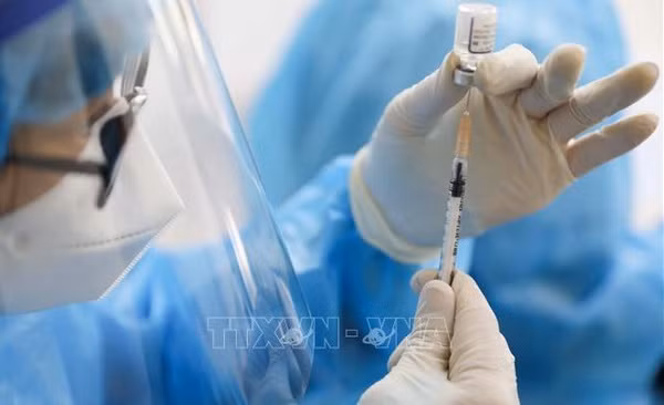 PM orders faster COVID-19 vaccination amid rising case number ảnh 1