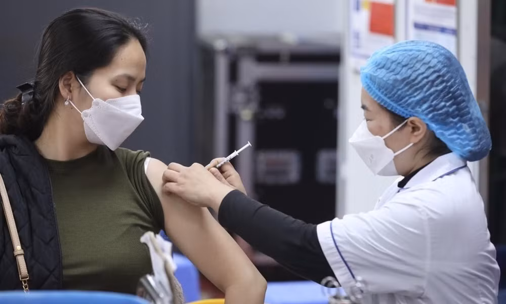 Ministry urges acceleration of inoculating third, fourth shots against COVID-19 ảnh 1 Ministry urges acceleration of inoculating third, fourth shots against COVID-19 ảnh 1