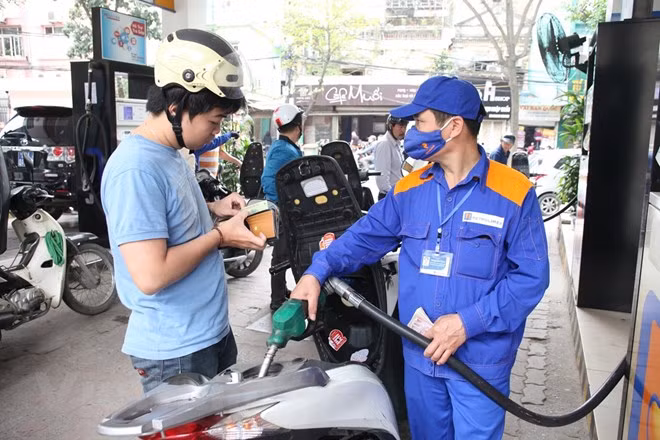 RON 95 petrol price drops by 400 VND per litre ảnh 1