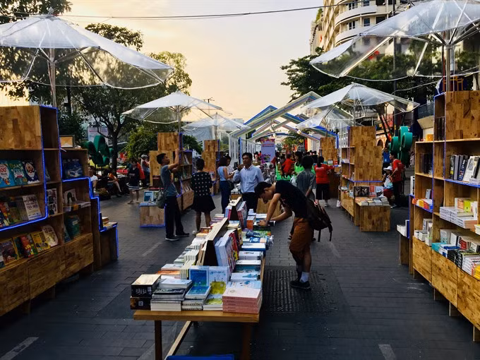 Tet book fairs rake in money ảnh 1
