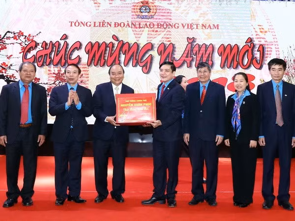 PM lauds workers’ contributions to national development ảnh 1
