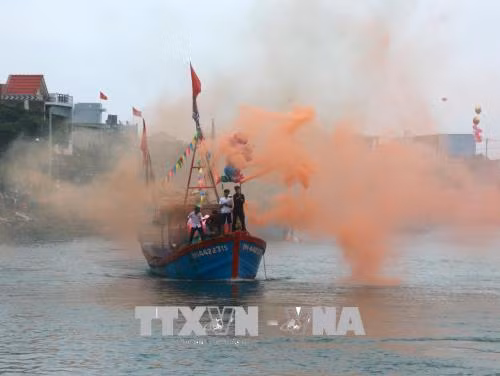 Fishermen celebrate first sailing of new lunar year ảnh 1