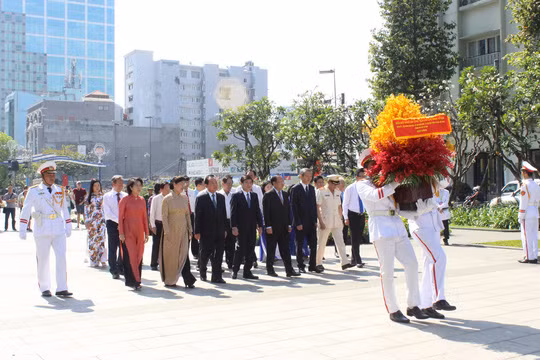 HCM City officials pay tribute to late leaders ahead of Tet ảnh 1