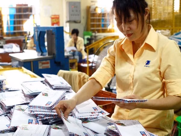 Tet keeps post office, delivery firms busy ảnh 1