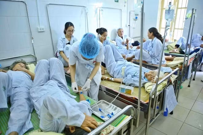 Overcrowding strains HCM City hospitals, doctors ảnh 1 Overcrowding strains HCM City hospitals, doctors ảnh 1