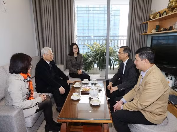 Party chief pays tribute to late Party General Secretaries ảnh 2