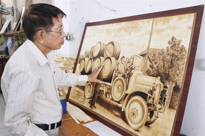 Unique paintings made from sugar palm leaves ảnh 1