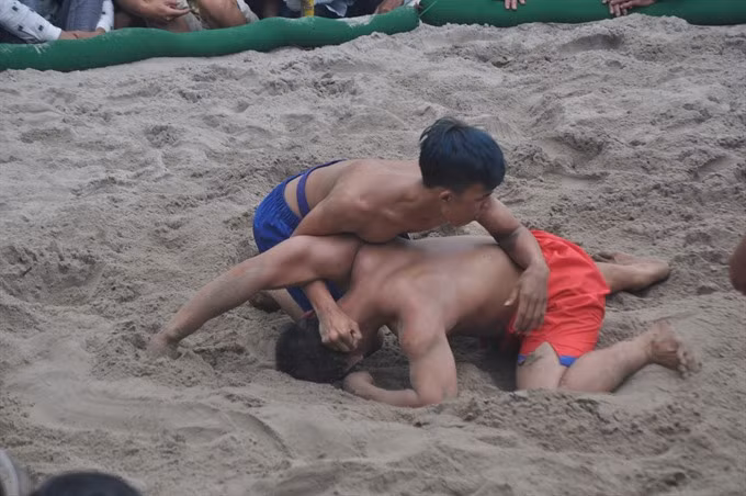 Thua Thien-Hue holds wrestling bout to warm up new year ảnh 1