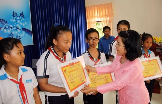 Vu A Dinh Scholarship Fund inspires poor students’ dreams ảnh 1