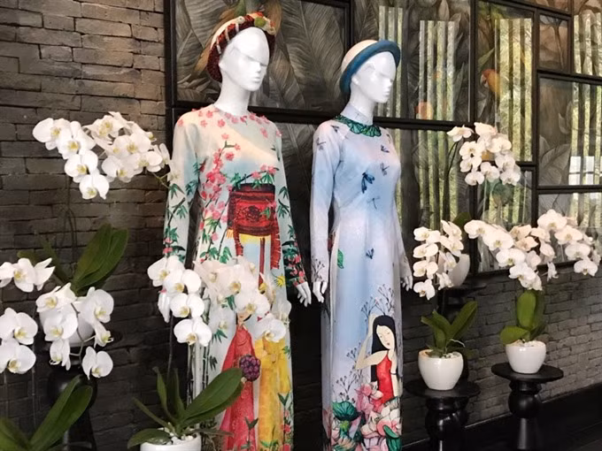 Da Nang luxurious resort hosts Ao dai exhibition of famous designers ảnh 1
