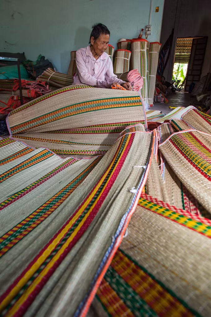 New machines revive mat weaving village ảnh 3