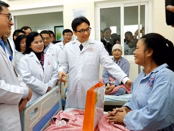 Deputy PM presents gifts to cancer patients, staff in Hospital K ảnh 1